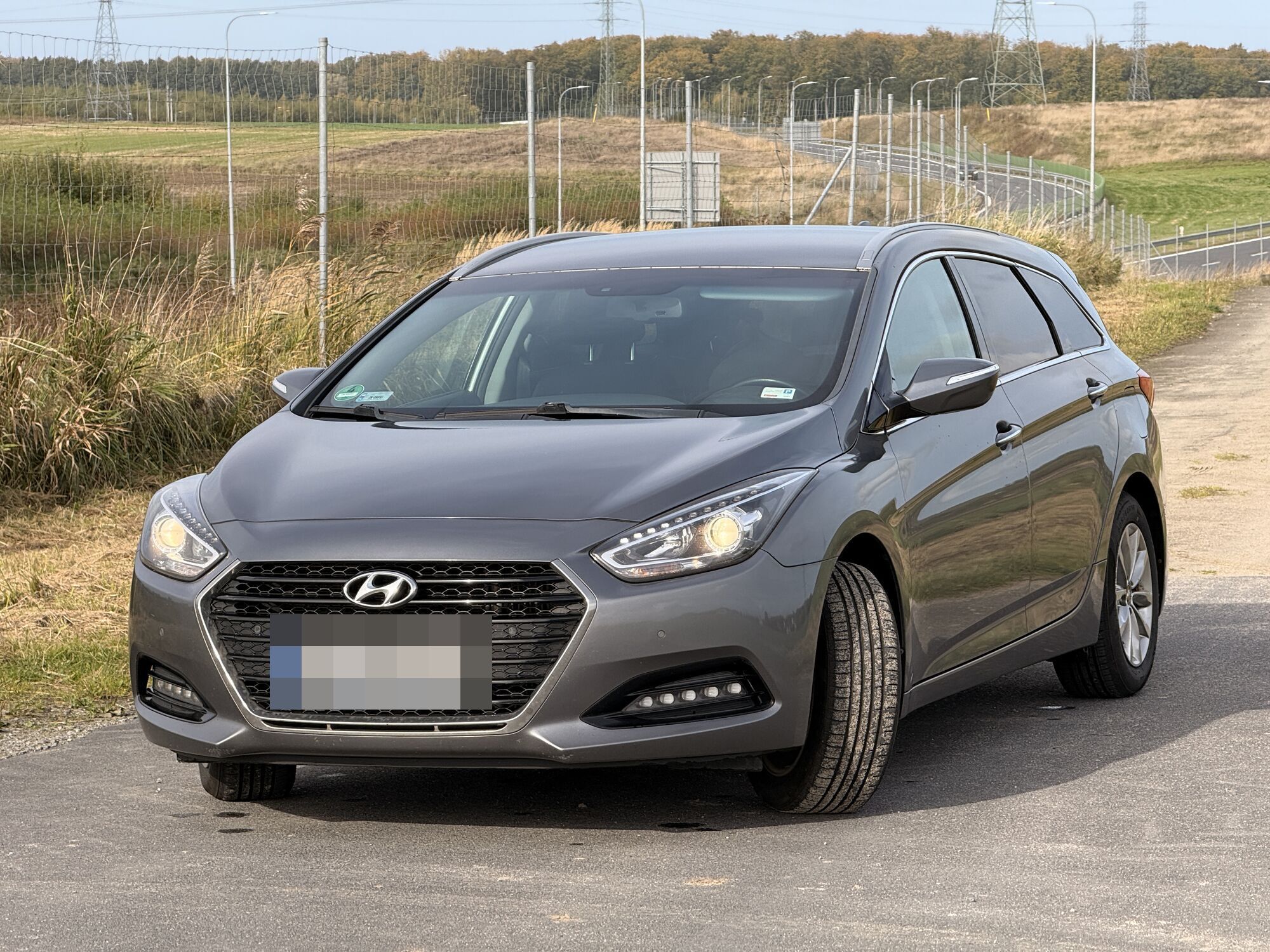 Hyundai i40 Kombi w kolorze Titanium Silver, widok z przodu