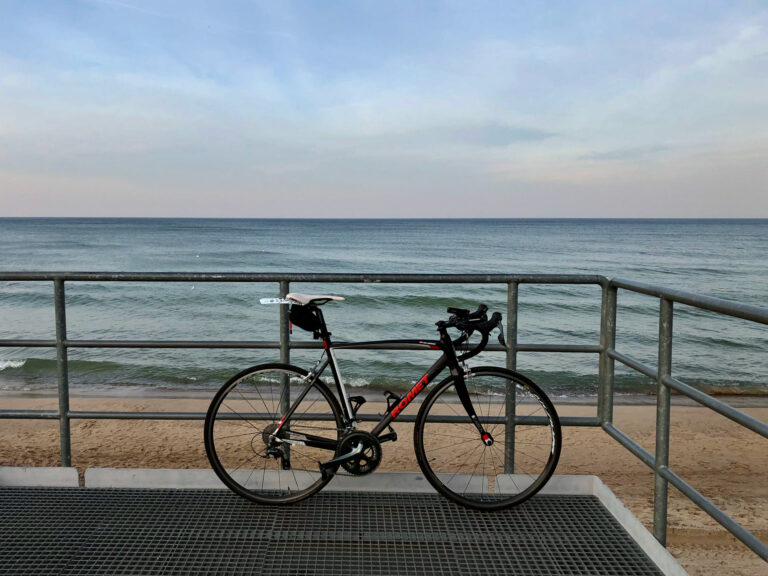 Mielno i Sarbinowo: Nadmorskie Centrum Rowerowe (2026) 2 Rower Szosowy Romet Huragan 3 (model 2017) na promenadzie w Sarbinowie (Gmina Mielno)